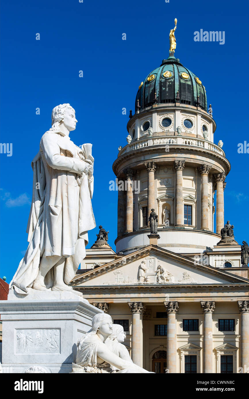 L'Europa, Germania, Berlino, statua di Friedrich Schiller nella piazza Gendarmenmarkt Foto Stock