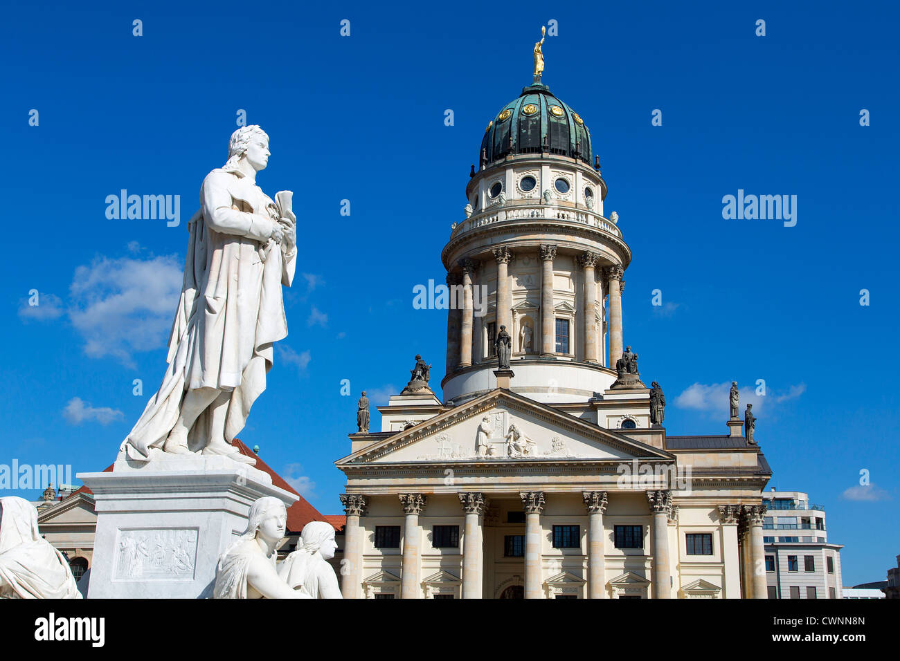 L'Europa, Germania, Berlino, statua di Friedrich Schiller nella piazza Gendarmenmarkt Foto Stock