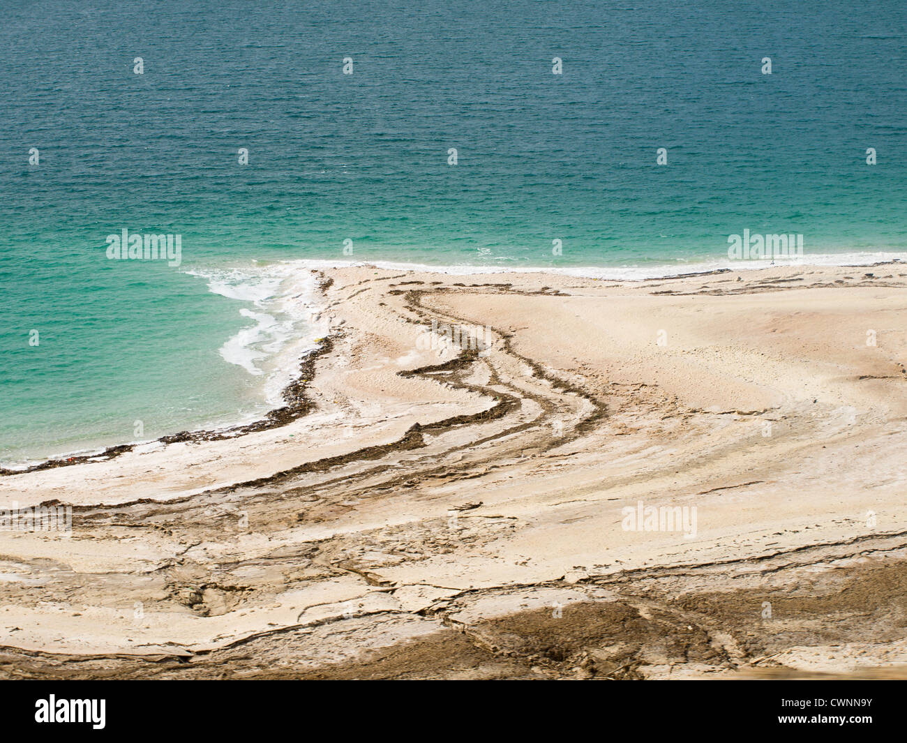 Mar Morto Giordania, è facile vedere il naufragio del livello dell'acqua quando si guida lungo le sue rive Foto Stock