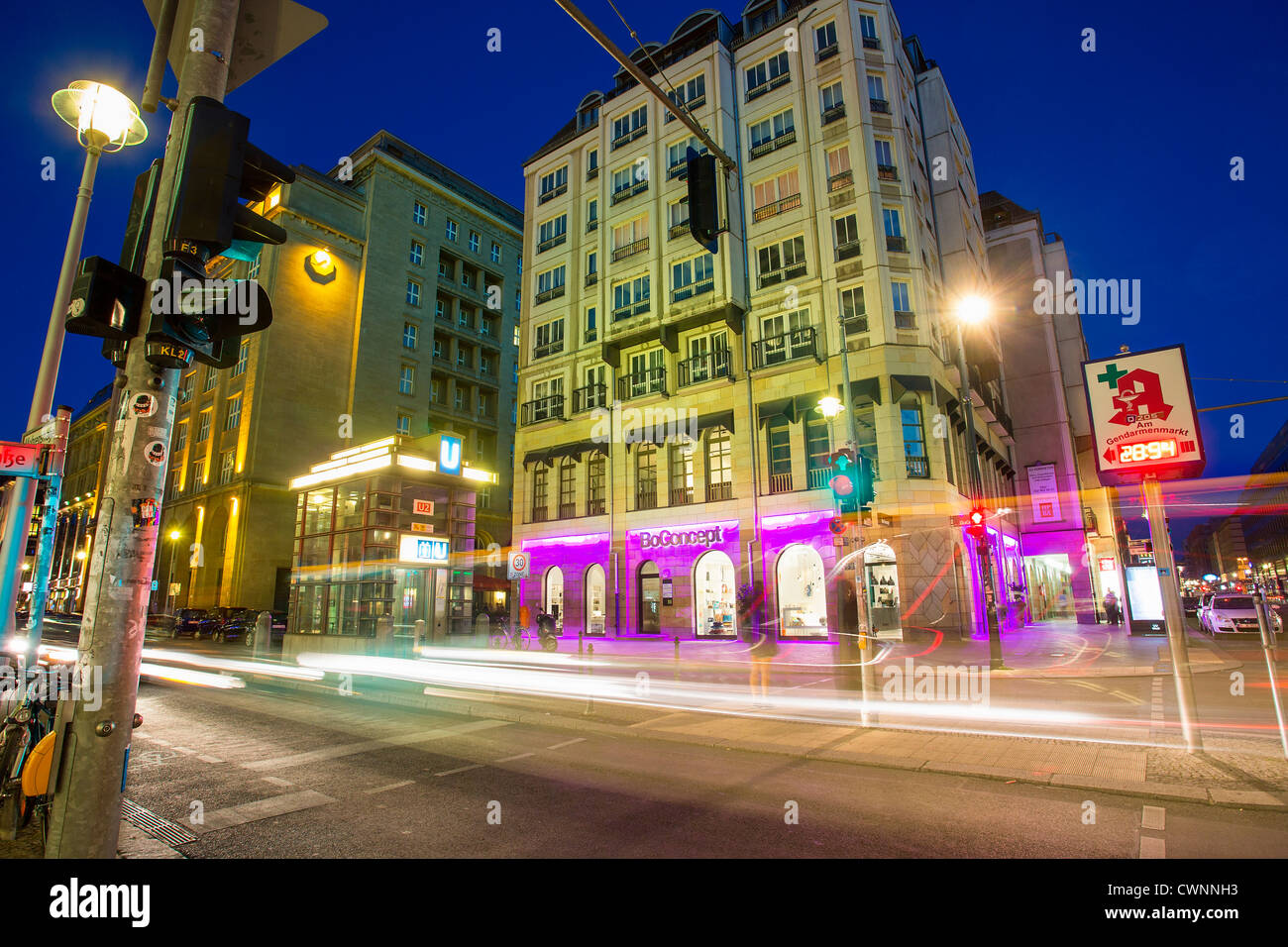 Strada di Berlino di notte Foto Stock