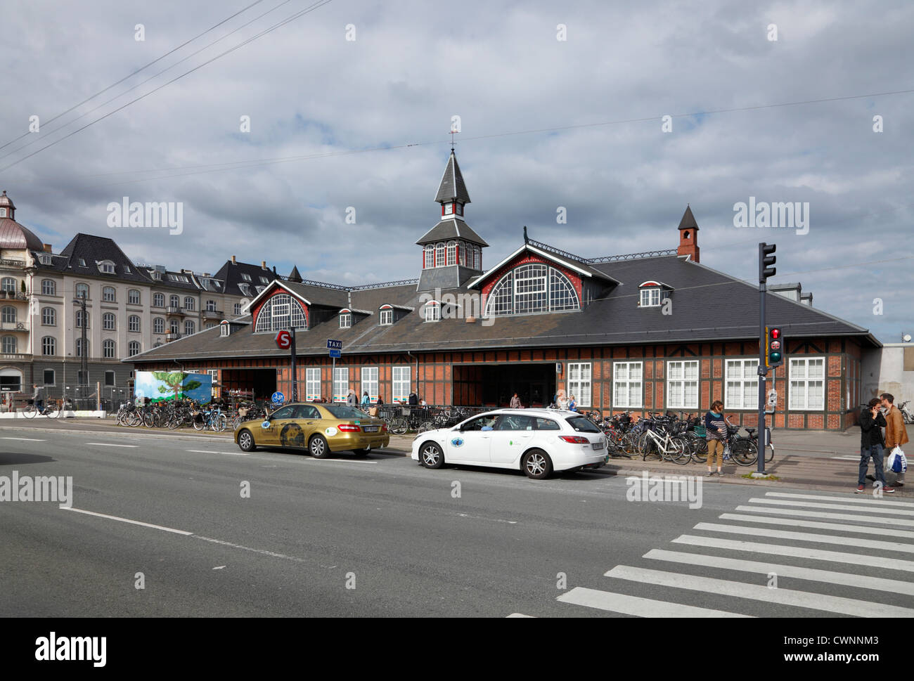 La stazione ferroviaria è quella di Østerport a Oslo Plads nella parte nord-est di Copenhagen, Danimarca. Originariamente dal 1897. Street view. Foto Stock