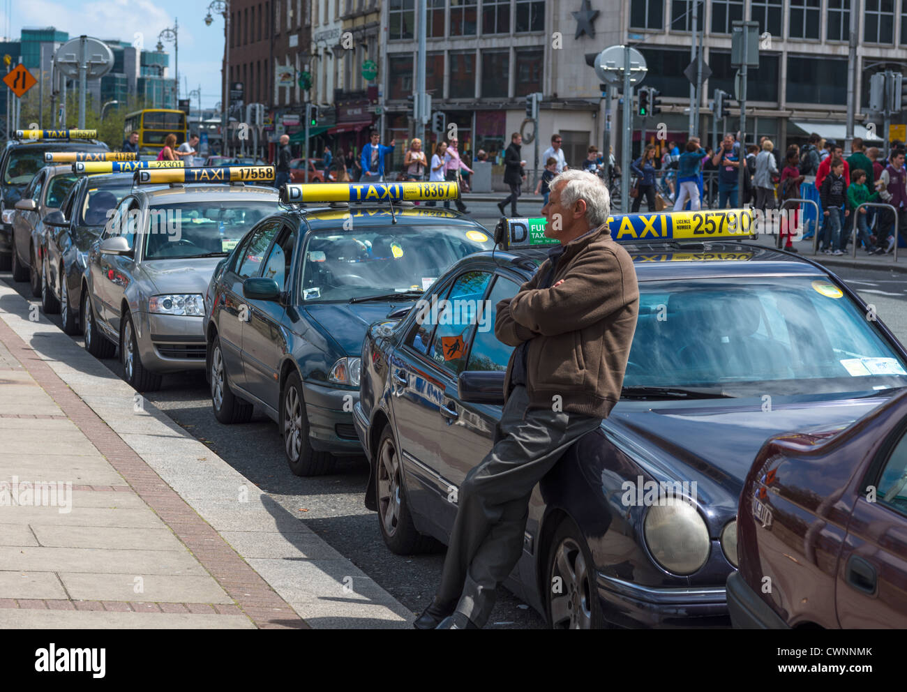 Tassista a Dublino taxi in centro città, Repubblica di Irlanda. Foto Stock
