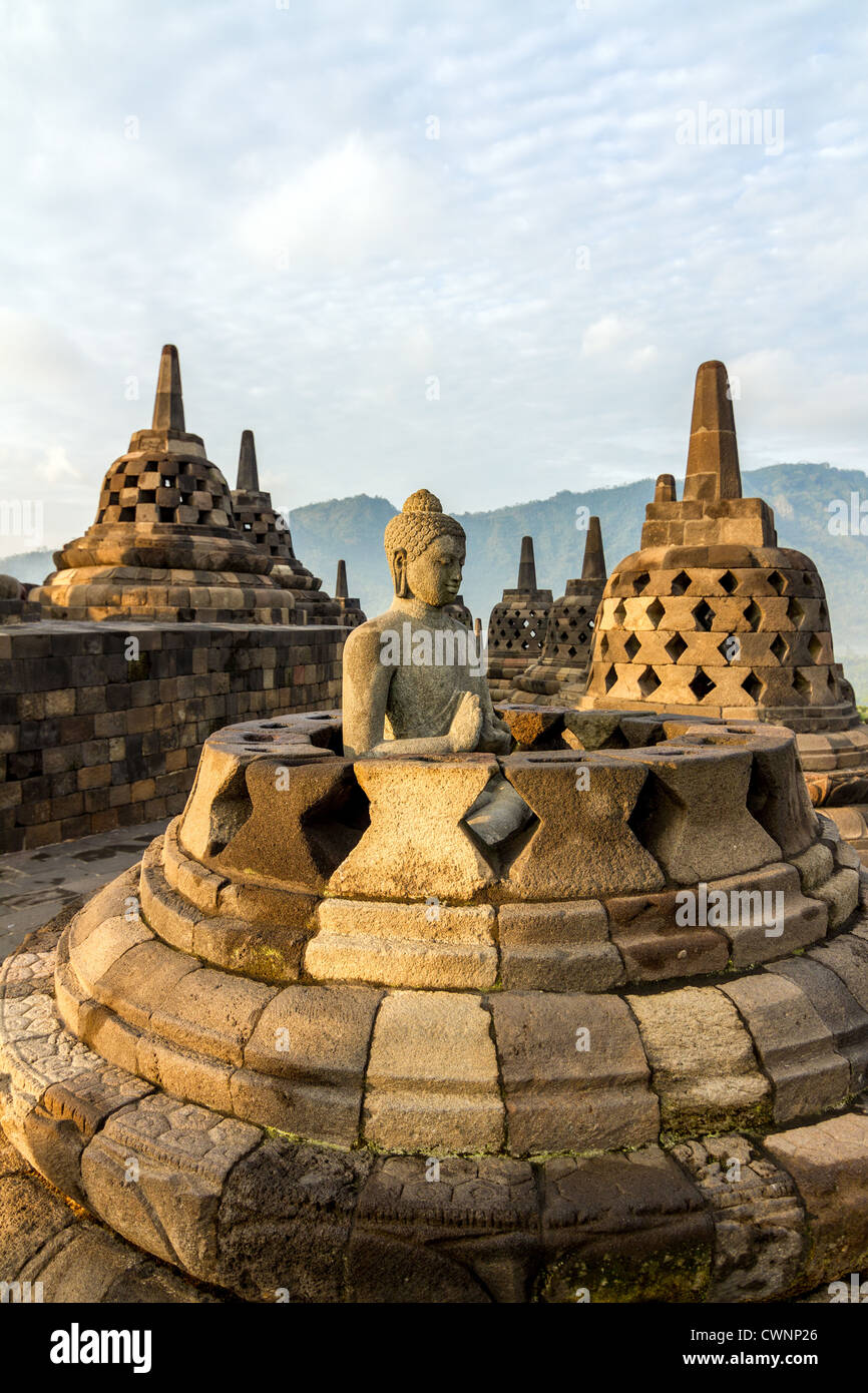 Statua del Buddha uno all'interno del tempio di Borobudur stupa, isola di Giava, in Indonesia Foto Stock