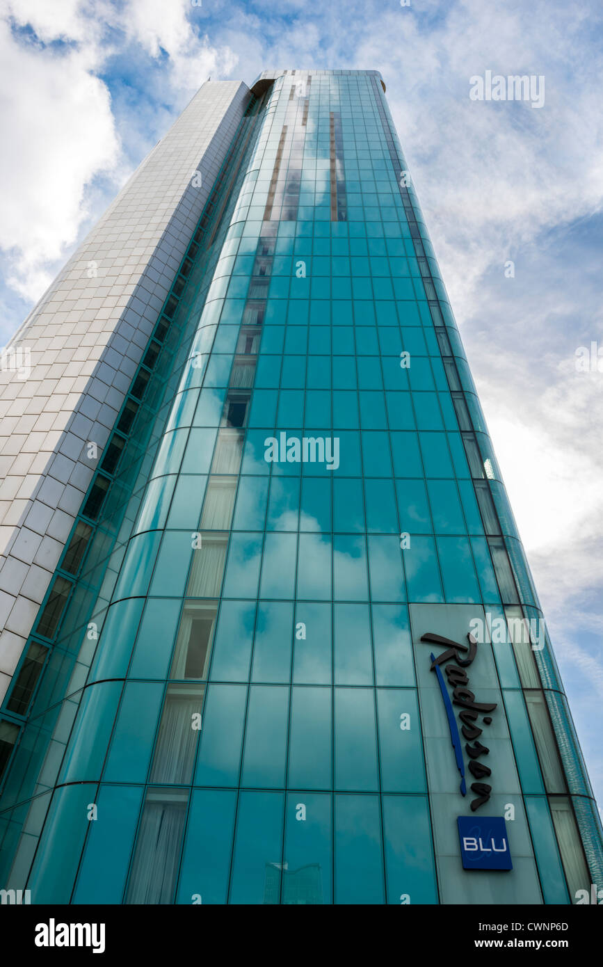 Beetham Tower nel centro della città di Birmingham in Inghilterra e casa del Radisson Blu Hotel questo grattacielo di vetro è di 399 piedi di altezza. Foto Stock