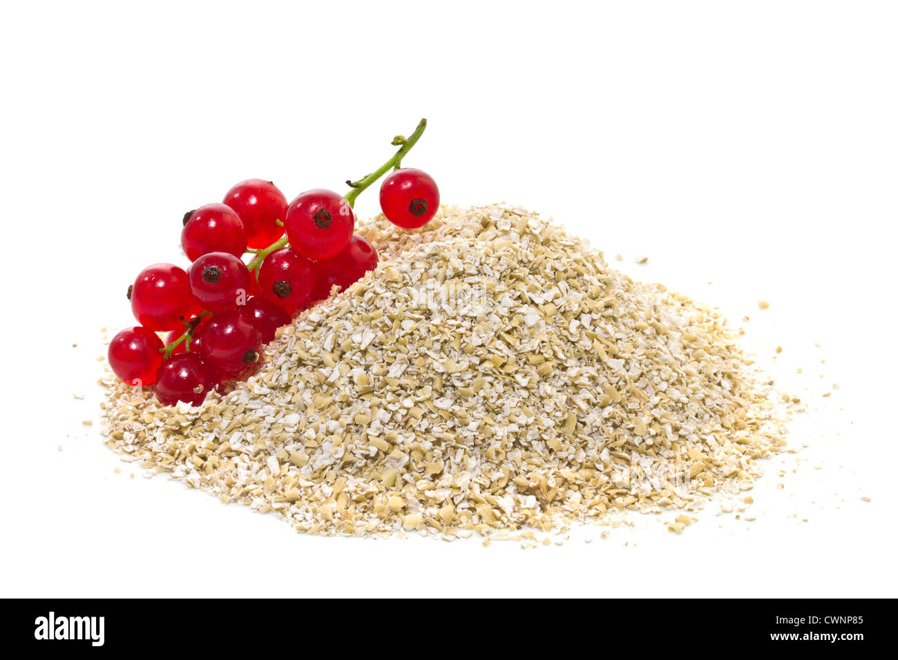 Crusca di avena con ribes rosso su sfondo bianco Foto Stock