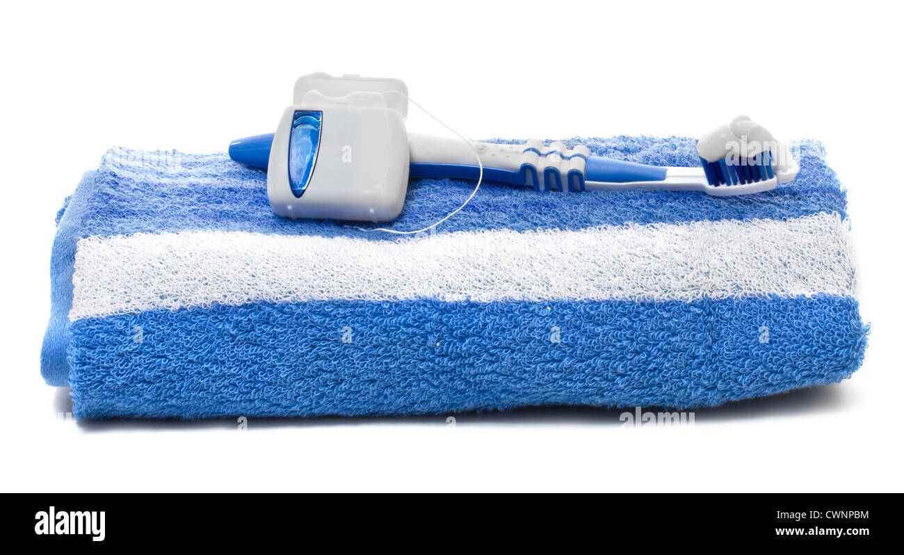 Il filo interdentale e spazzolino, asciugamani su sfondo bianco Foto Stock