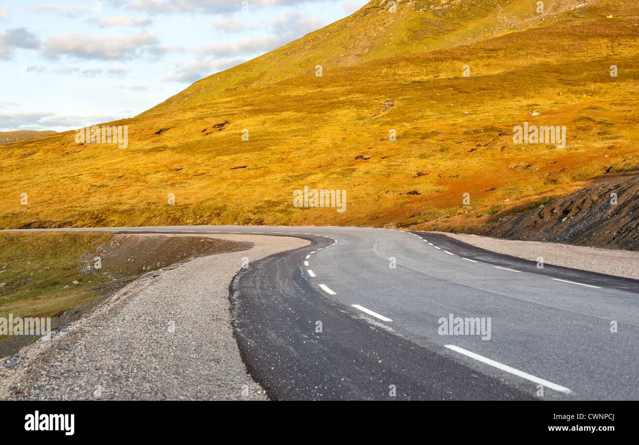 Norvegia paesaggio stradale al tramonto. Foto Stock