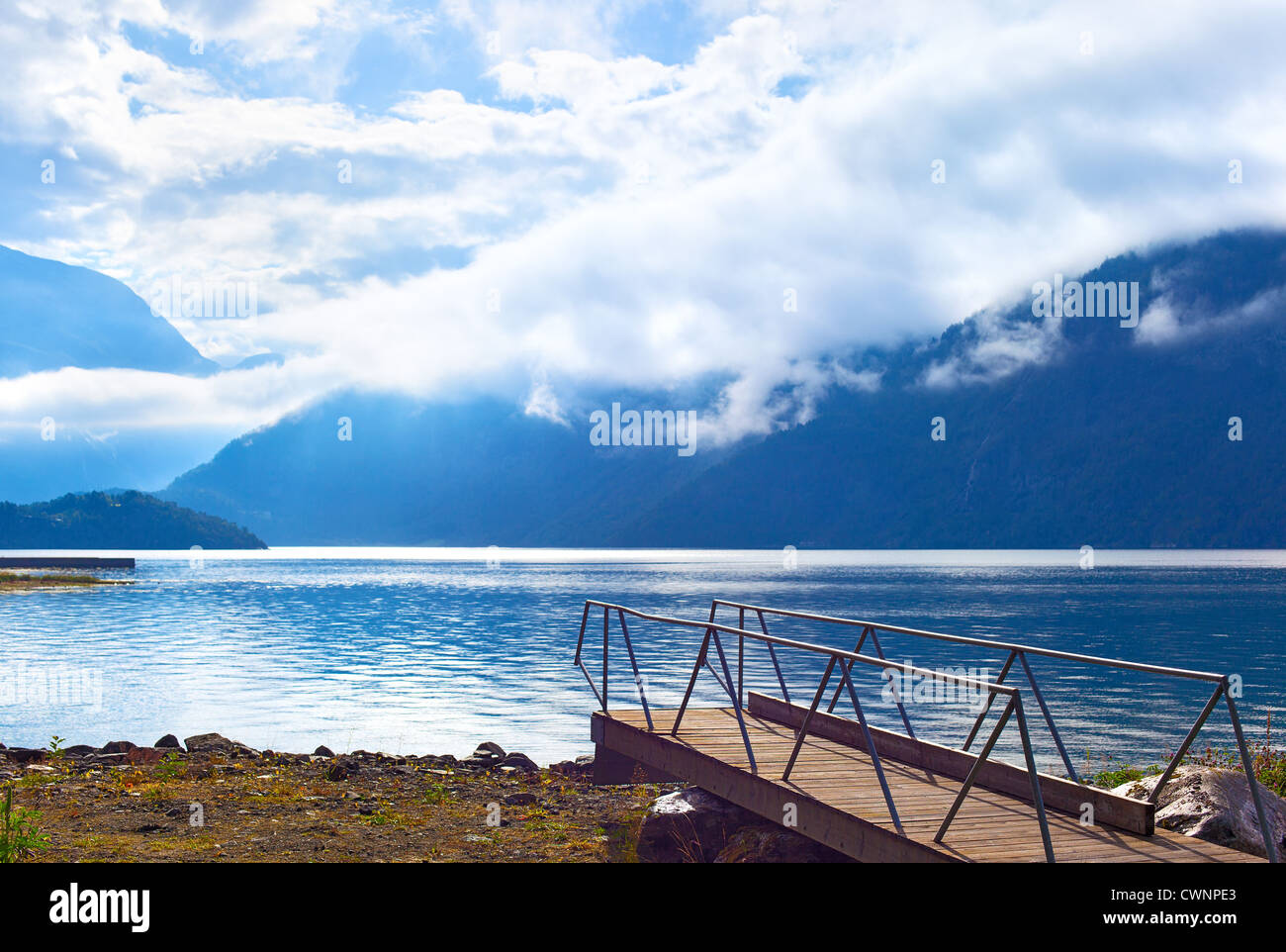 Norvegia fjord paesaggio con ponte sul primo piano. Foto Stock