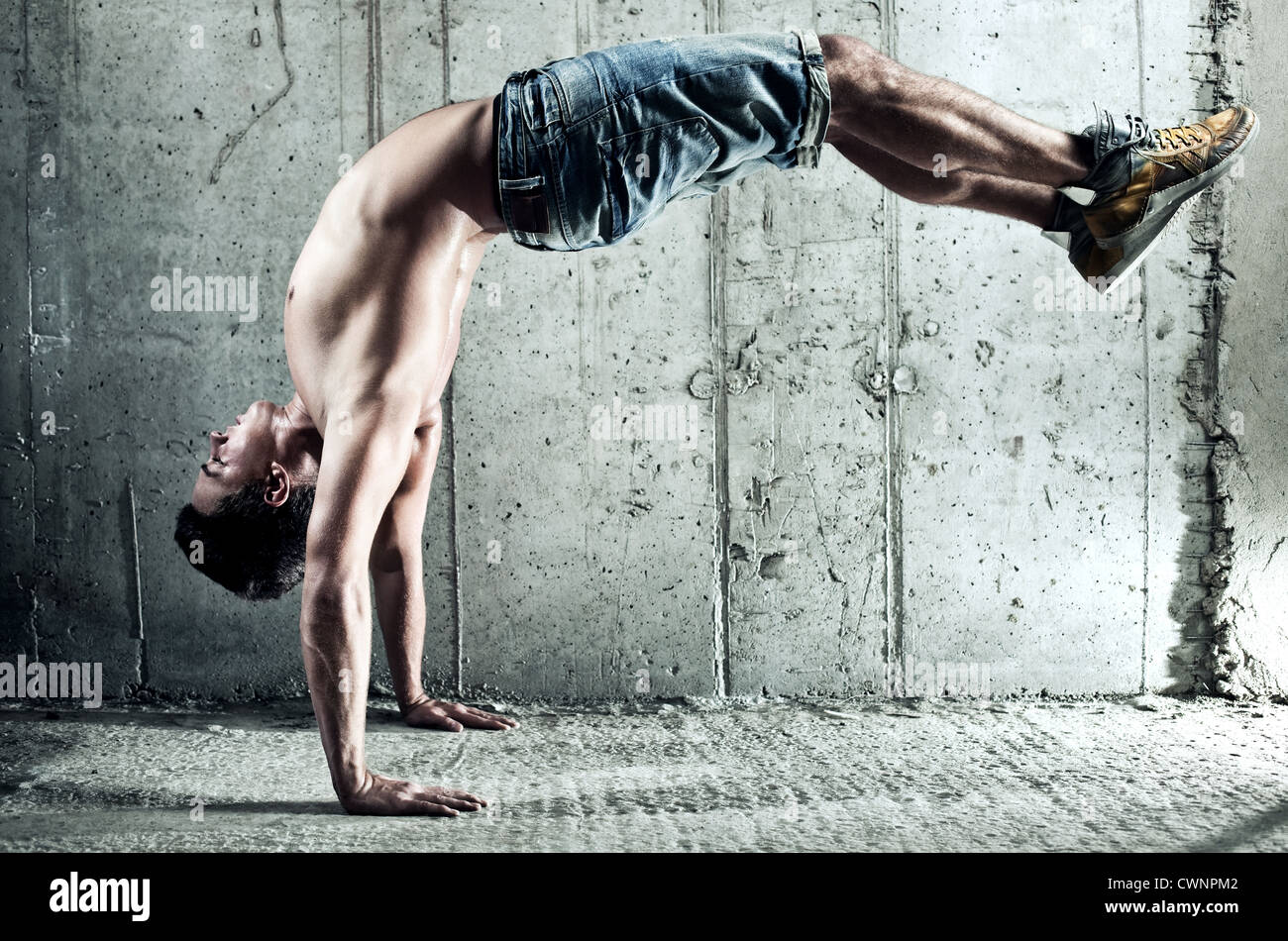 Giovane uomo sport esercizi. Sulla parete dello sfondo Foto stock - Alamy