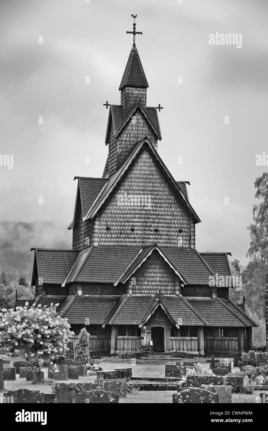 Chiesa di legno in Norvegia. In bianco e nero. Foto Stock
