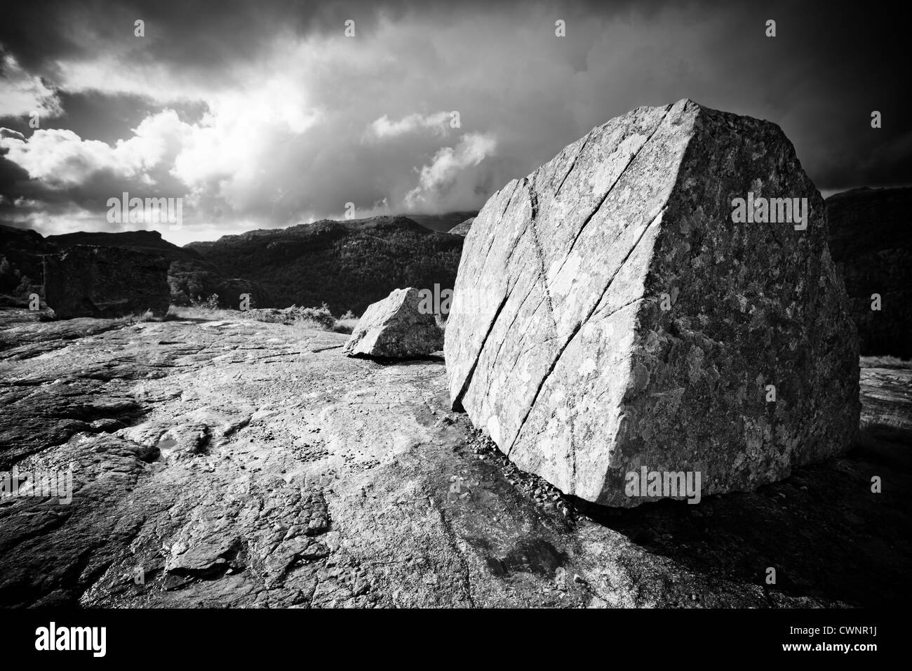 Grossa pietra sulla cima della montagna in Norvegia. In bianco e nero. Foto Stock