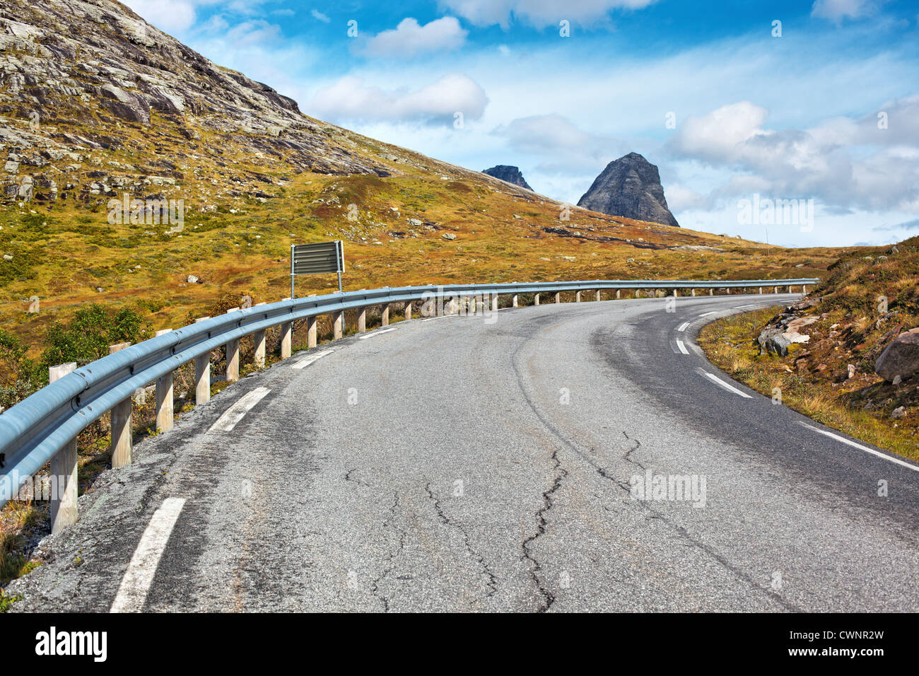 La Norvegia su strada sul paesaggio di alta montagna. Foto Stock