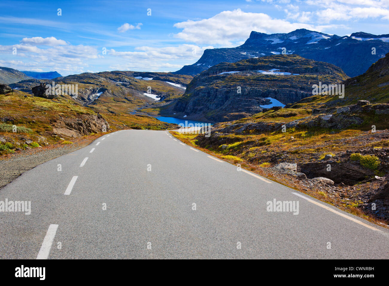 La Norvegia su strada sul paesaggio di alta montagna. Foto Stock