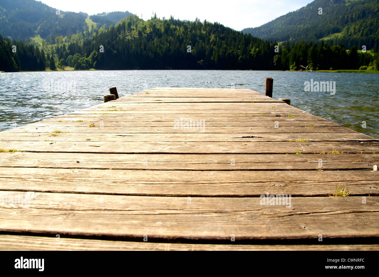 Piccolo molo che conduce in un lago delle Alpi Foto Stock