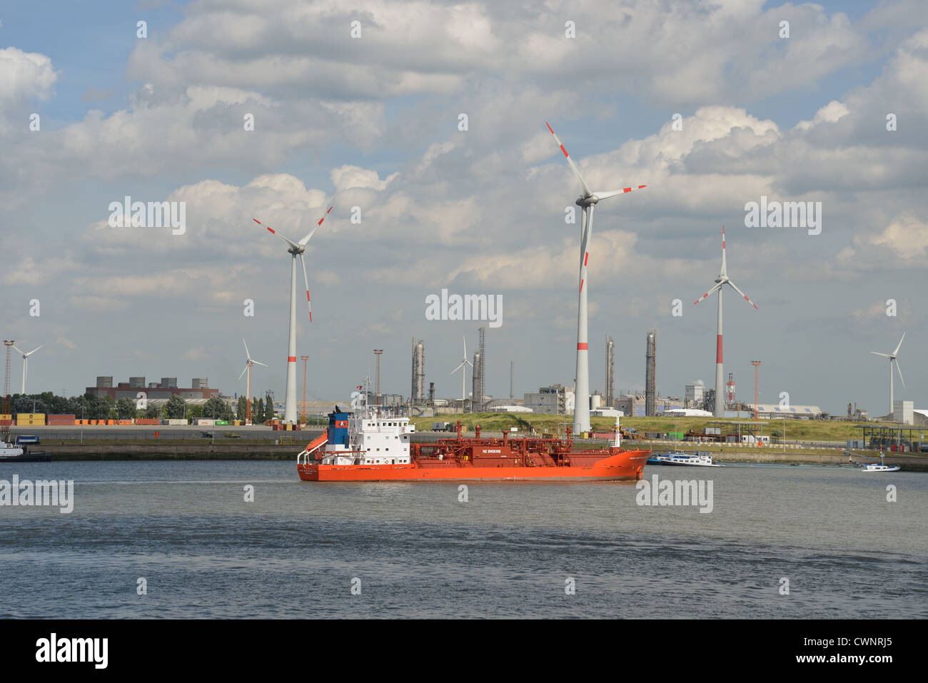 Le turbine eoliche dal fiume Schelda, provincia di Anversa, la regione fiamminga, Belgio Foto Stock