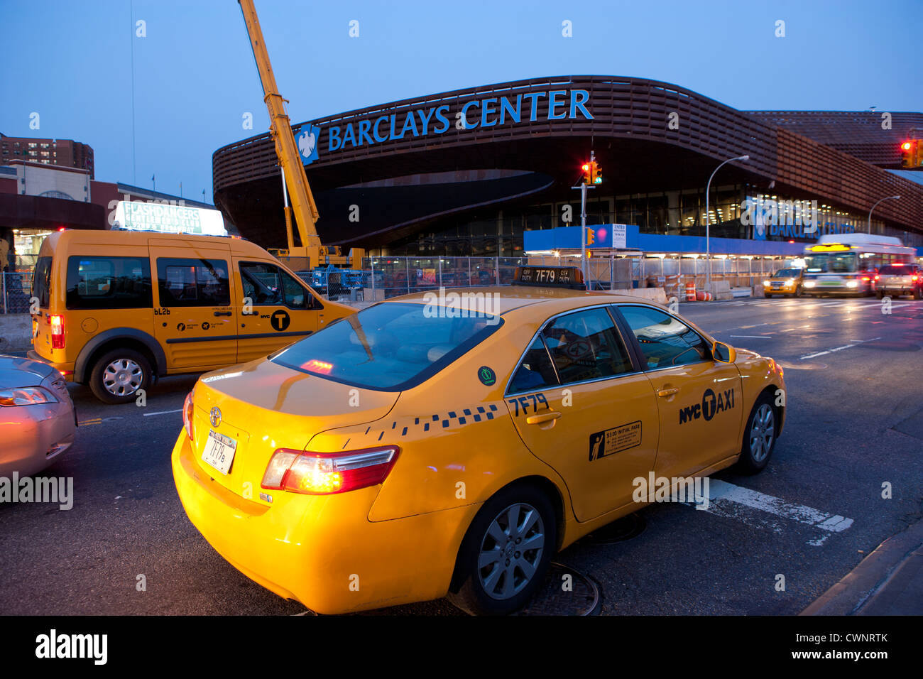 New York City Taxi di fronte al nuovo 19.000-sede stadium Barclays Center che si apre al pubblico il 28 settembre 2012 con un Jay-Z concerto. Brooklyn, NY, STATI UNITI D'AMERICA Foto Stock