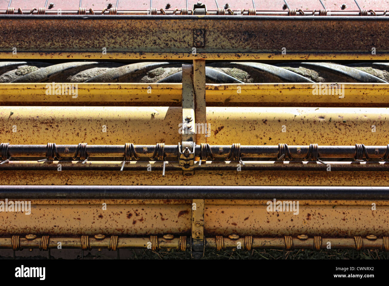 Close-up fotografia che mostra le parti di un vecchio coltello, andanatrice e l'imballatrice. Foto Stock