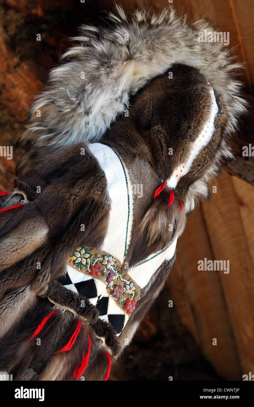Bella beadwork e cuoio adornment su un eschimese cappotto. Un artefatto in Alaska Museum, Anchorage in Alaska,. Foto Stock