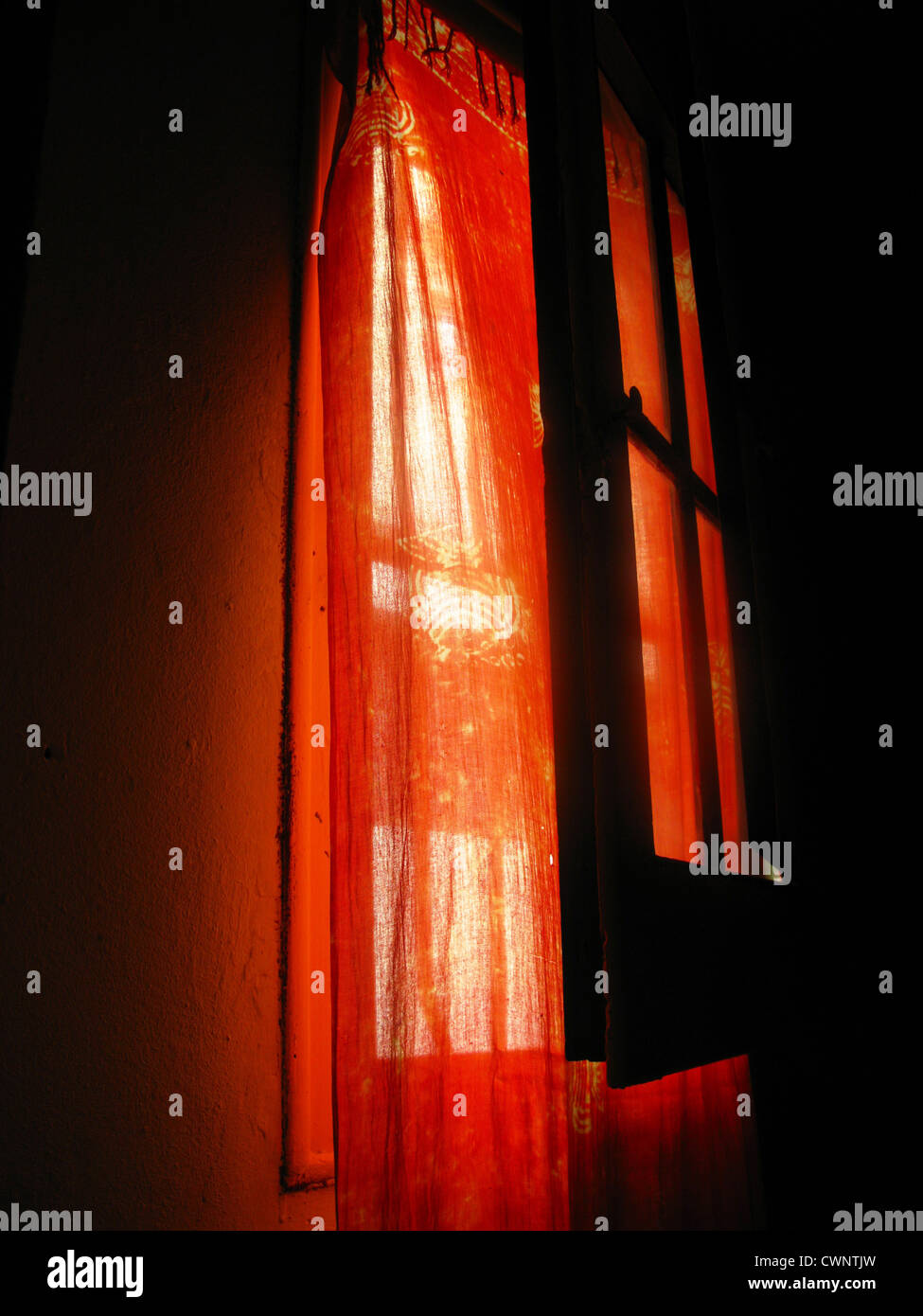 Puro tende rosse su una finestra Foto Stock