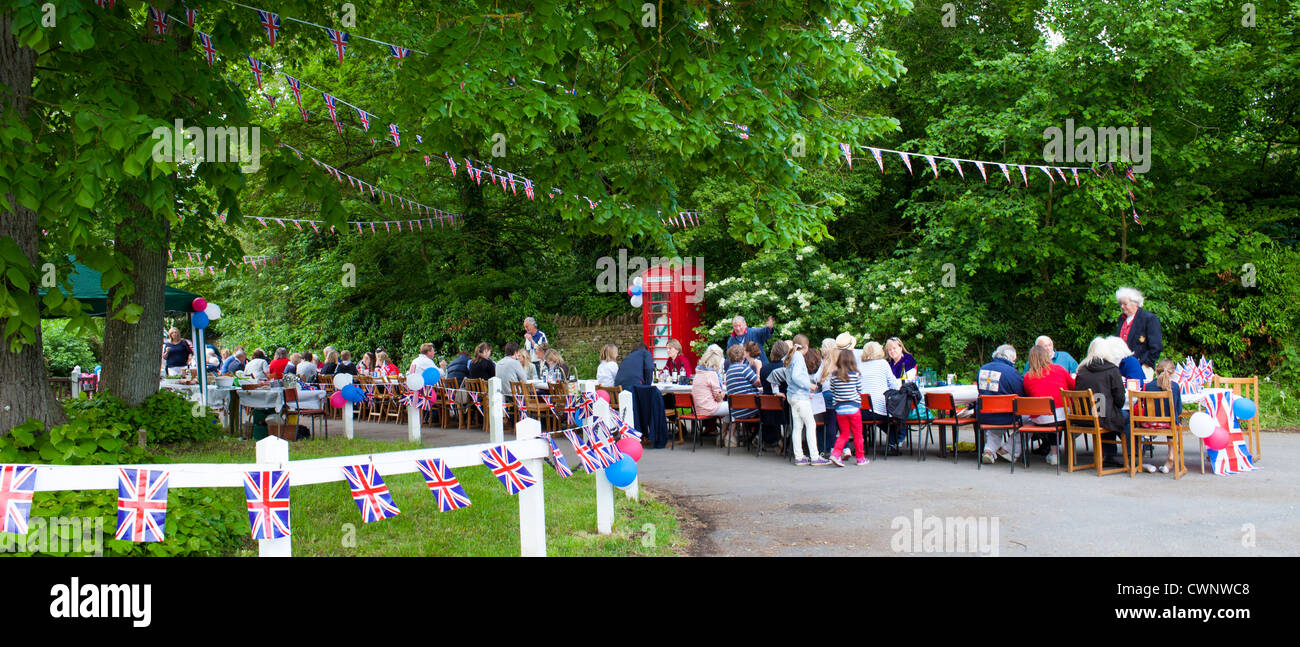 Street party con Union Jack Flag e bunting per celebrare la regina del Giubileo di diamante a Swinbrook in Cotswolds, REGNO UNITO Foto Stock