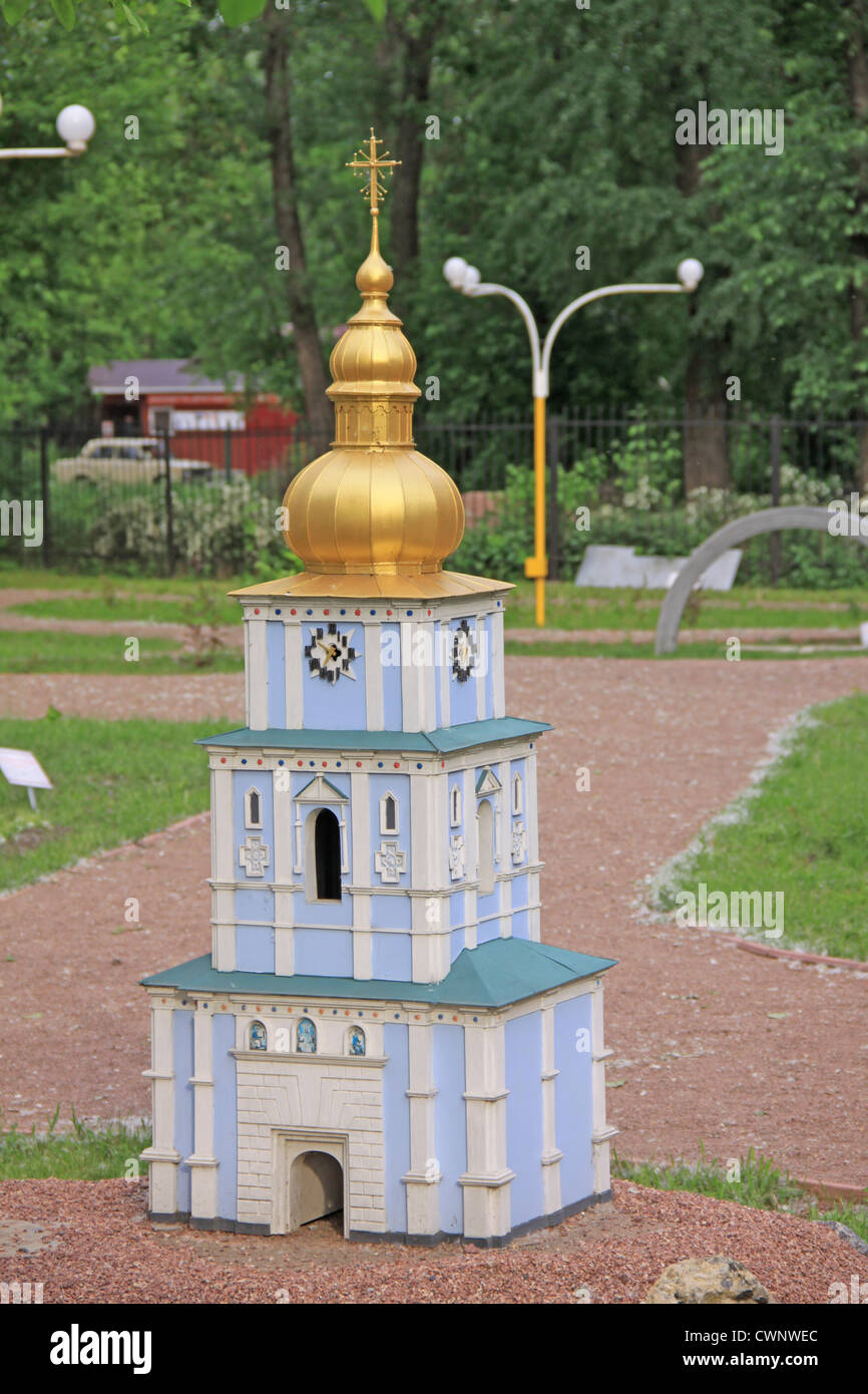 L'Ucraina. Kiev in miniatura. La parrocchia di san Michele Cattedrale. La torre campanaria e il cancello principale Foto Stock