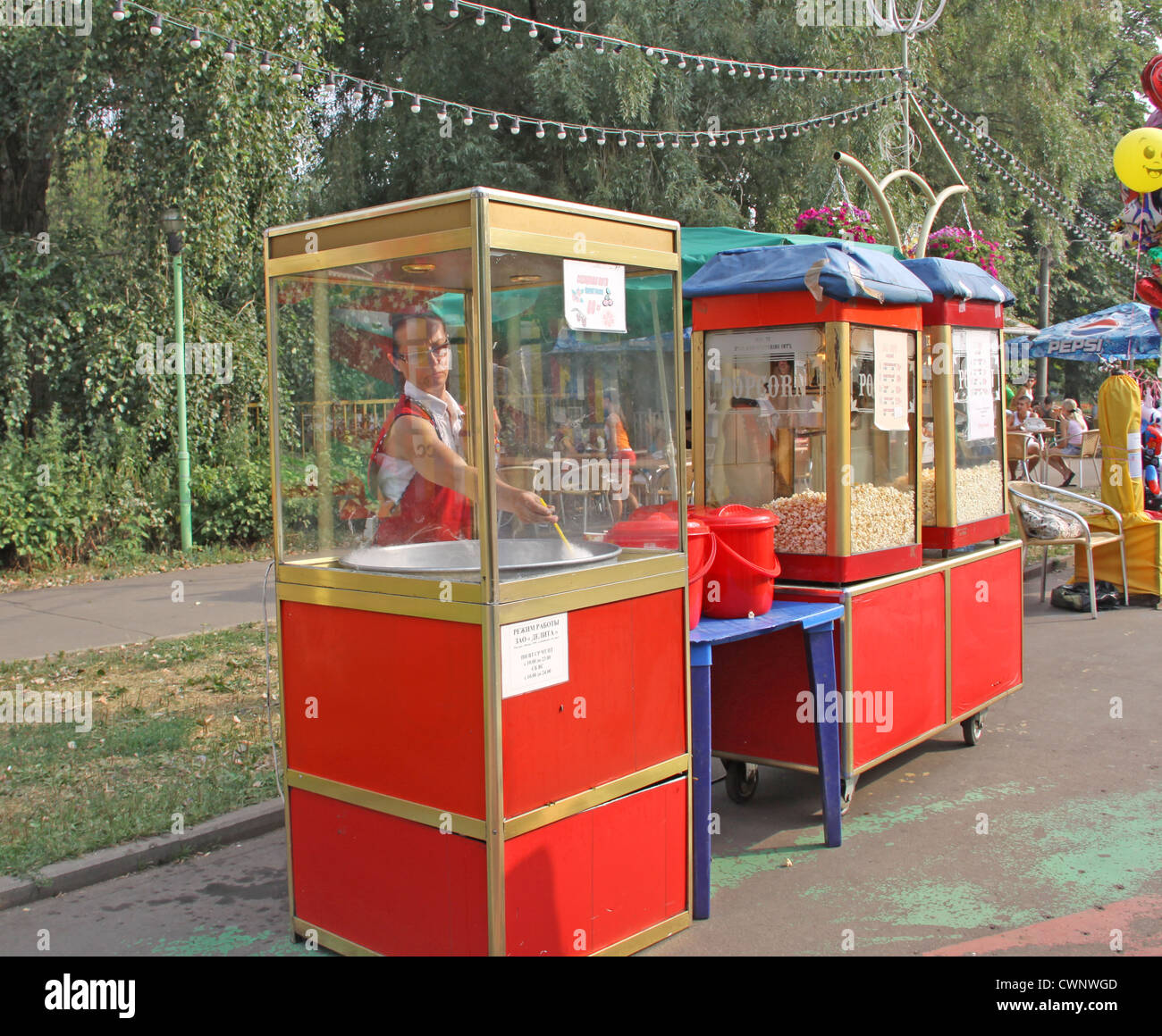 La Russia. Mosca. Gorky Central Park di cultura e di svago.Fabbricazione della caramella di cotone Foto Stock