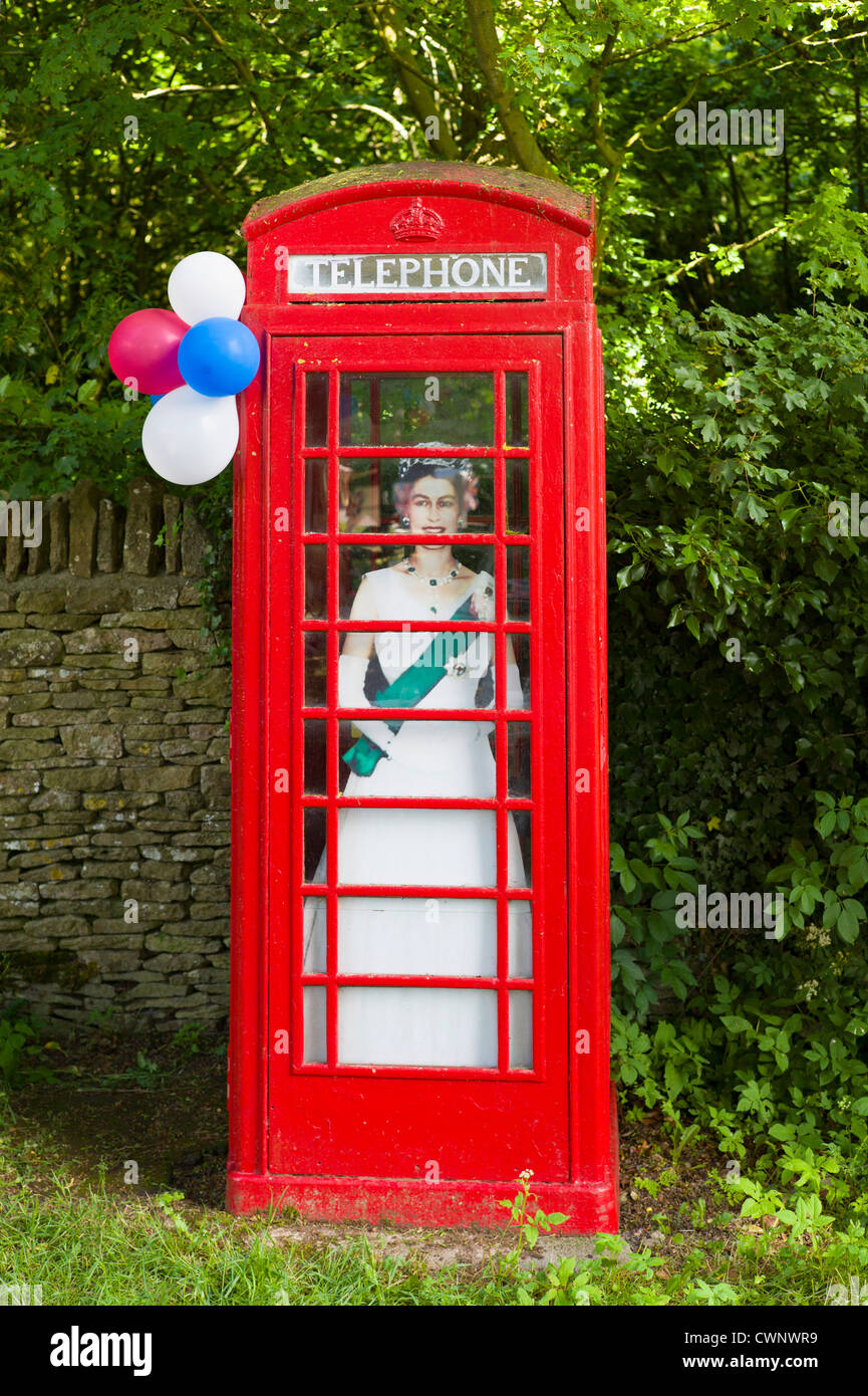 Immagine ritagliata della Regina Elisabetta II di controllo phonebox all street party per celebrare il Giubileo di diamante in Swinbrook, il Costwolds, REGNO UNITO Foto Stock