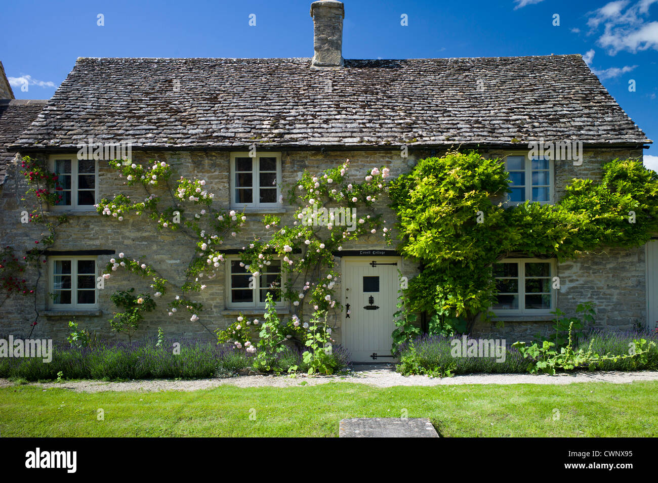 Pittoreschi cottage tradizionale in Minster Lovell in Cotswolds, Oxfordshire, Regno Unito Foto Stock