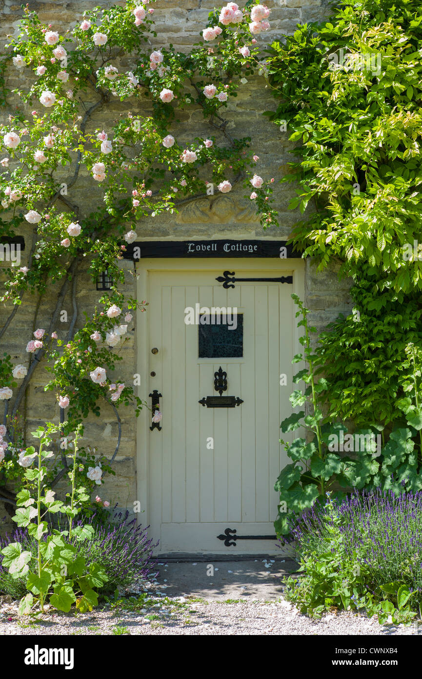 Pittoreschi cottage tradizionale in Minster Lovell in Cotswolds, Oxfordshire, Regno Unito Foto Stock