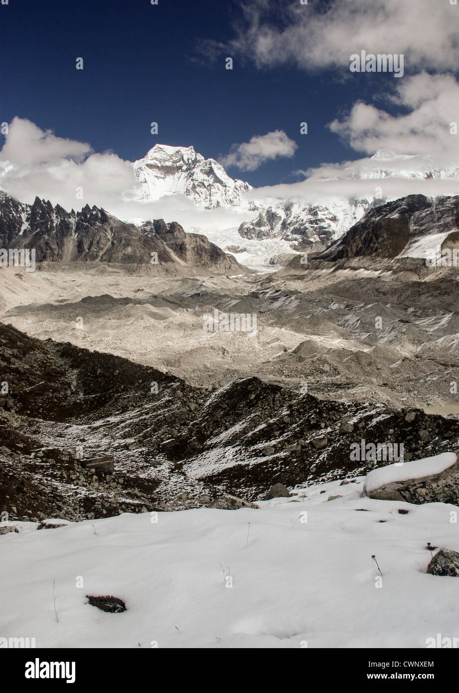 Cho Oyu picco 8188[m] e "ghiacciaio Ngozumba' Himalaya, Everest Regione, Parco Nazionale di Sagarmatha del Nepal Foto Stock