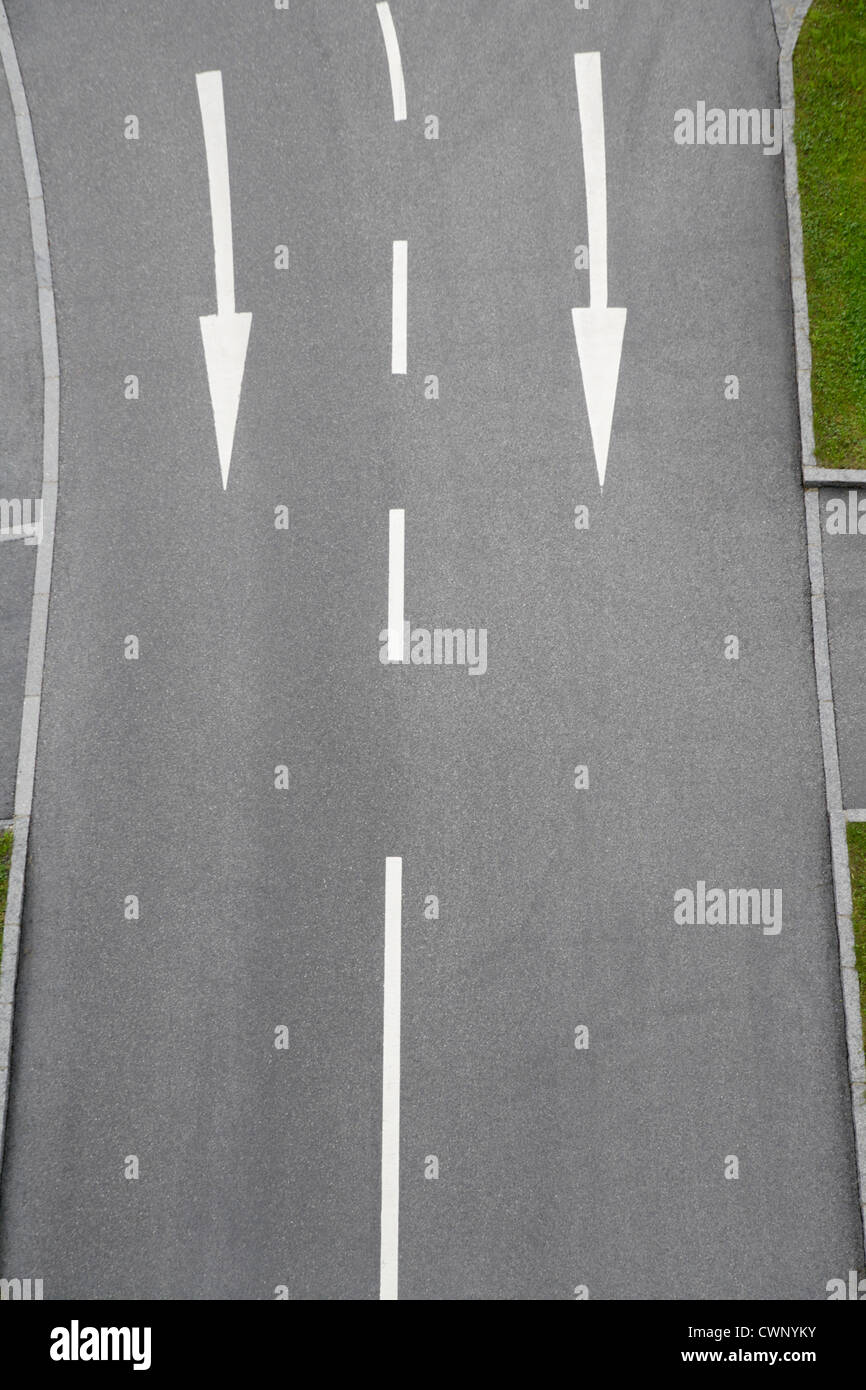In Germania, in Baviera, segno di freccia su strada Foto Stock