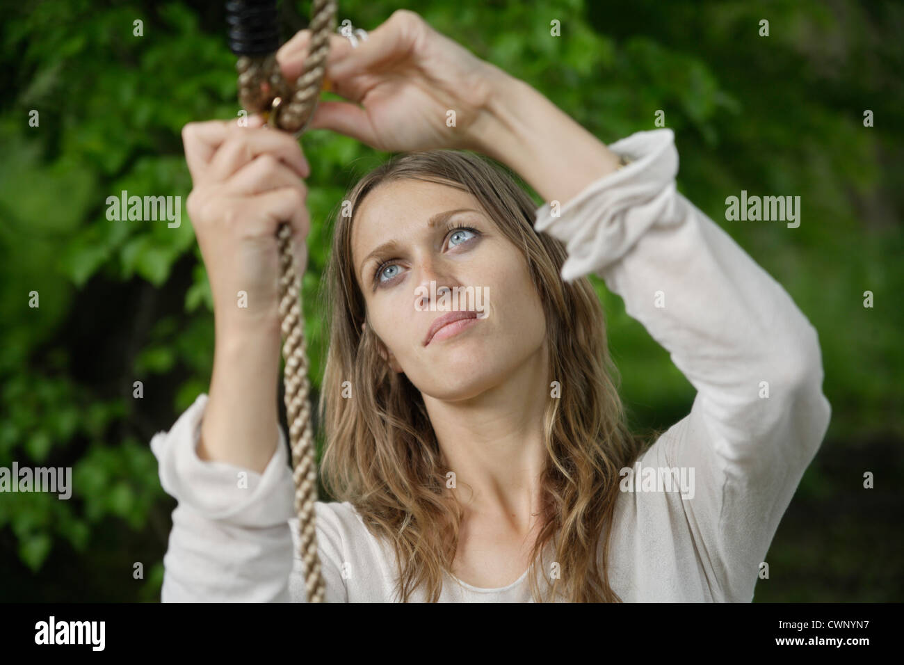 In Germania, in Baviera, metà donna adulta controllare la lunghezza della corda Foto Stock