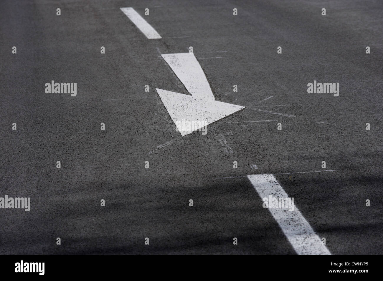 In Germania, in Baviera, la vista di freccia bianca segno marcatura su strada Foto Stock