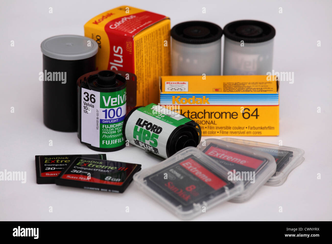 Pellicole fotografiche e compact flash (CF) memorizzazione digitale per l'uso in macchine fotografiche. Foto Stock