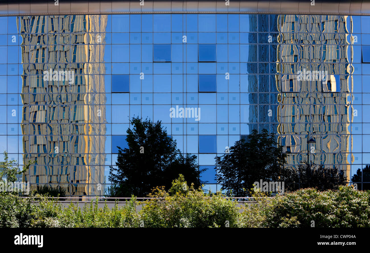 Corte di giustizia europea, che si riflette nel rivestimento in vetro dell'hotel Sofitel, Kirchberg, Lussemburgo, Europa Foto Stock