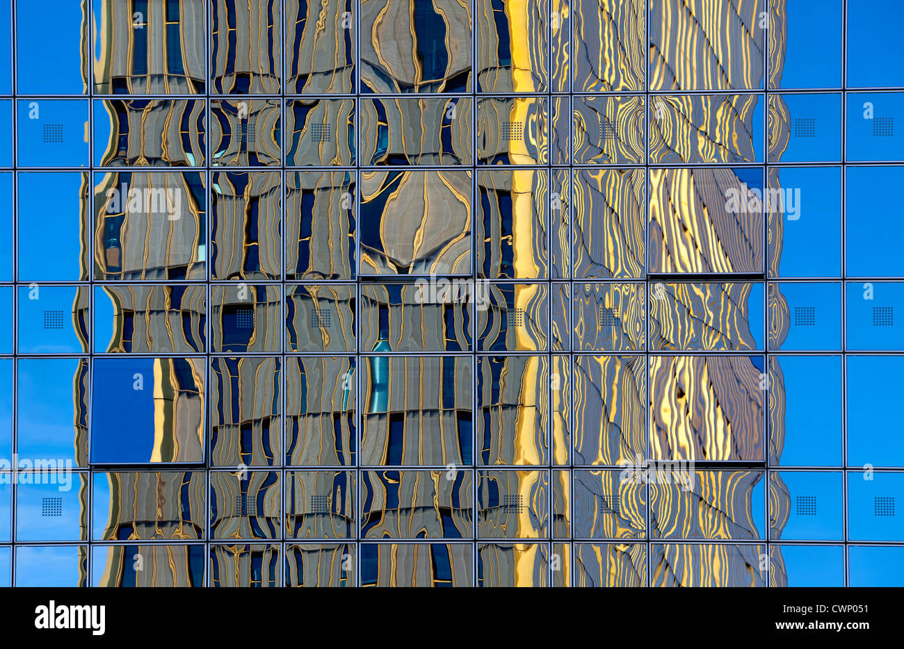 Corte di giustizia europea, che si riflette nel rivestimento in vetro dell'hotel Sofitel, Kirchberg, Lussemburgo, Europa Foto Stock