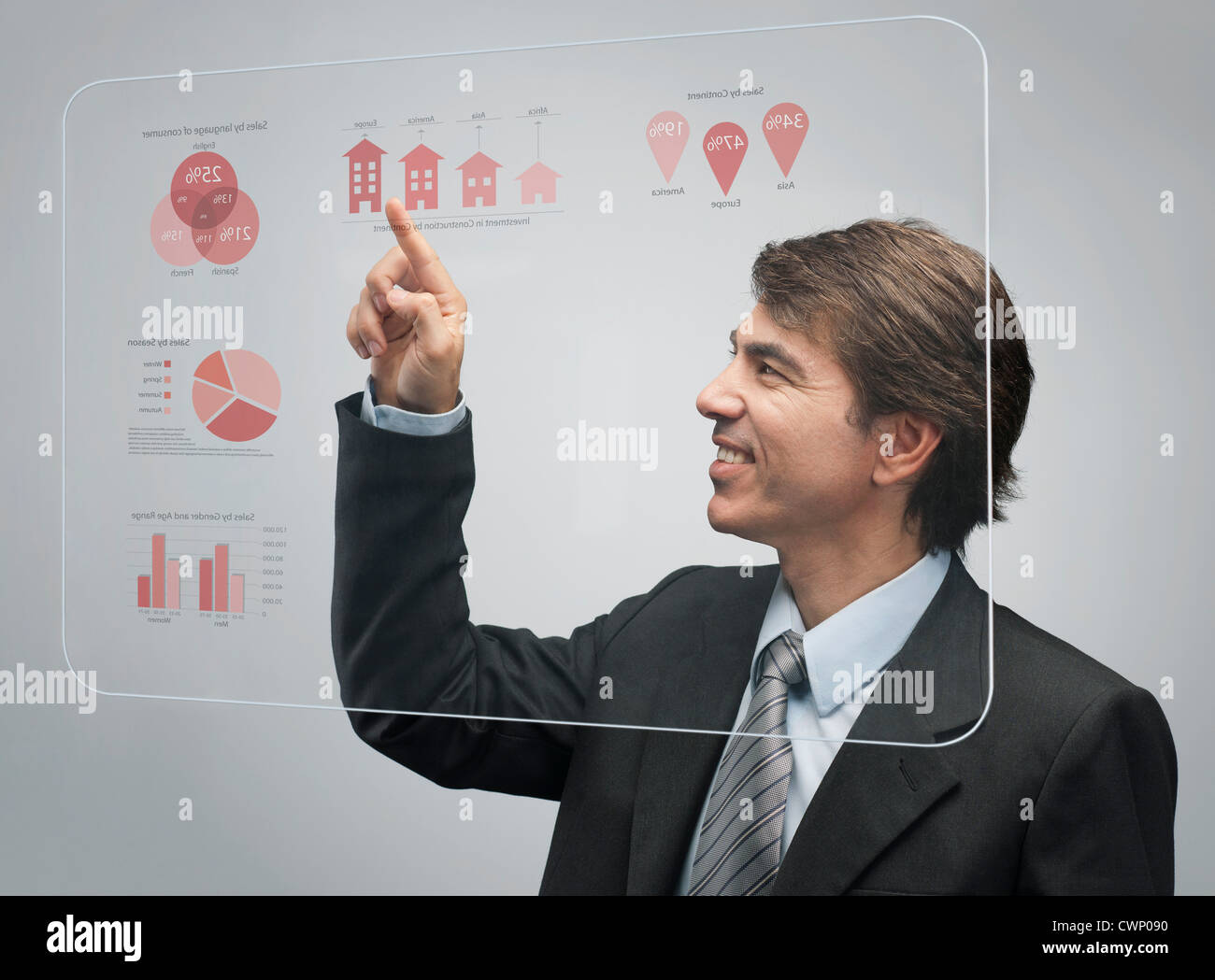 Imprenditore utilizzando l'avanzata tecnologia touch screen per visualizzare i dati delle vendite Foto Stock