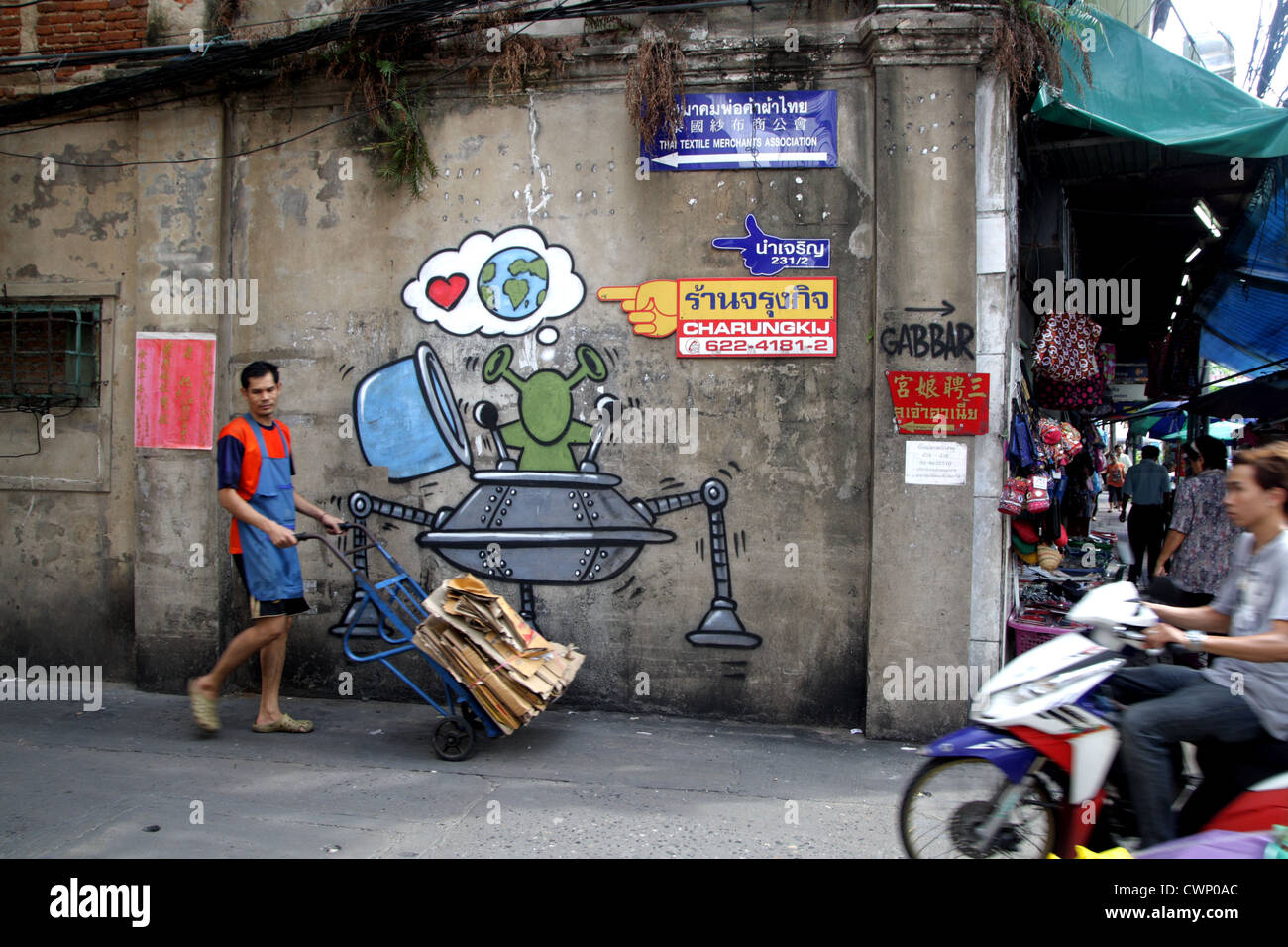 UFO graffiti sul muro in Bangkok Chinatown , della Thailandia Foto Stock