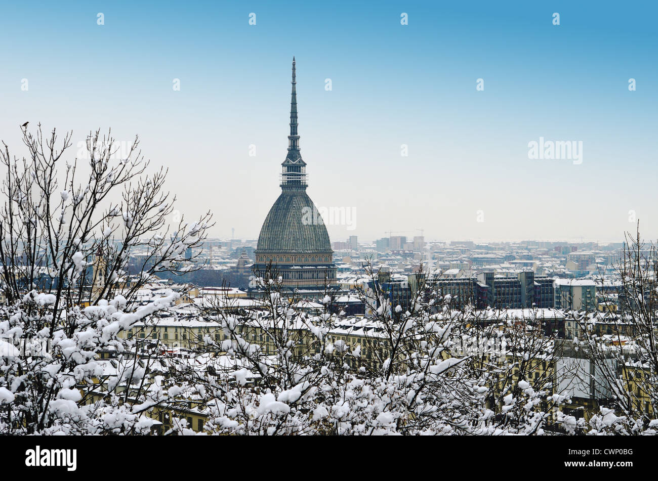 Torino, Italia, d'inverno. Coperta di neve tetti e la Mole Antonelliana Foto Stock