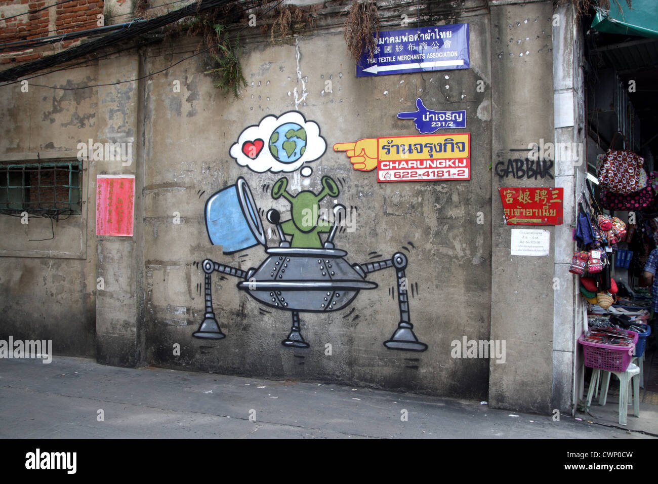 UFO graffiti sul muro in Bangkok Chinatown , della Thailandia Foto Stock