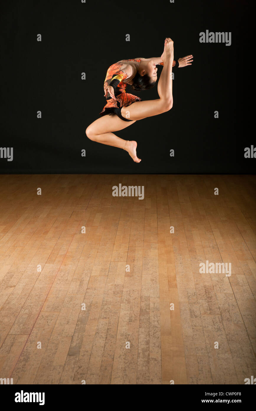 Ginnasta salti in aria Foto Stock