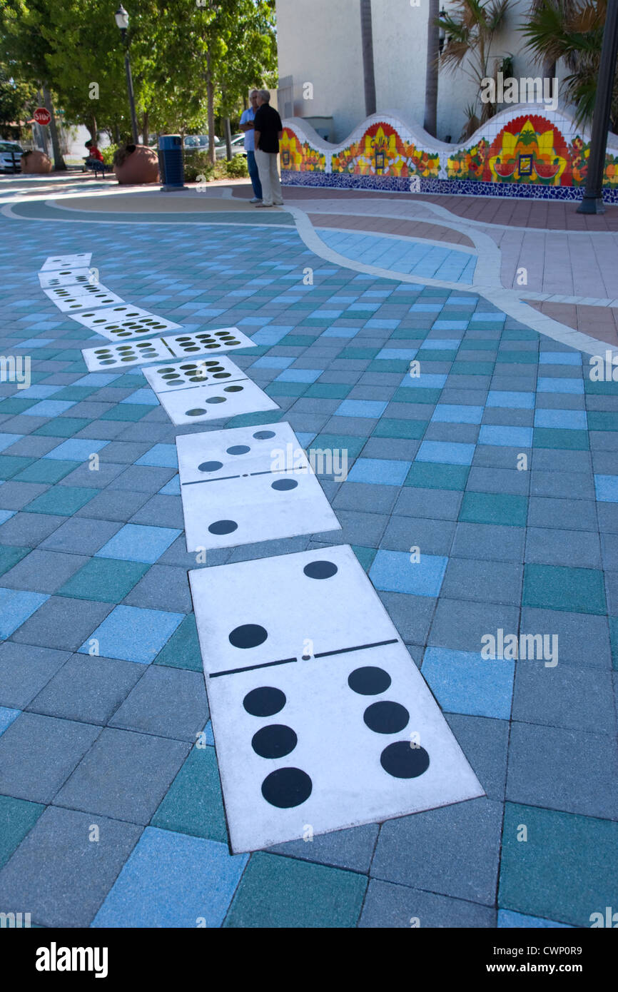 La linea di piastrelle dei DOMINOS DOMINO PARK CALLE OCHO Little Havana Miami Florida USA Foto Stock