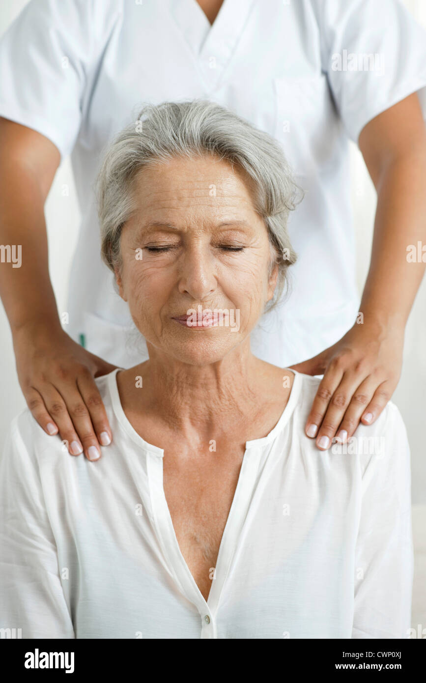 Senior donna ottenendo un massaggio, ritagliato Foto Stock