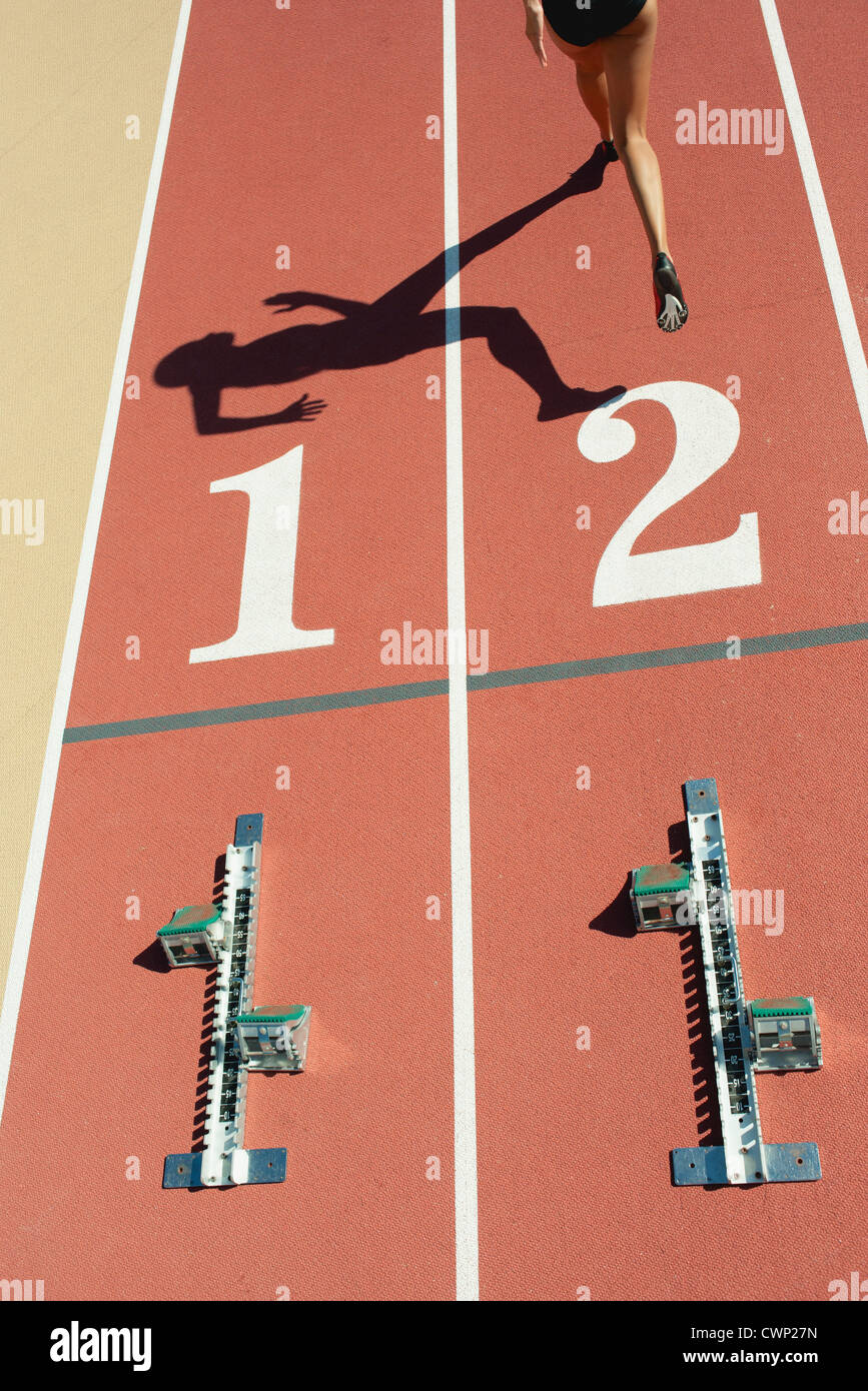 Blocchi di partenza sulle vie, atleta lasciando la linea di partenza Foto Stock