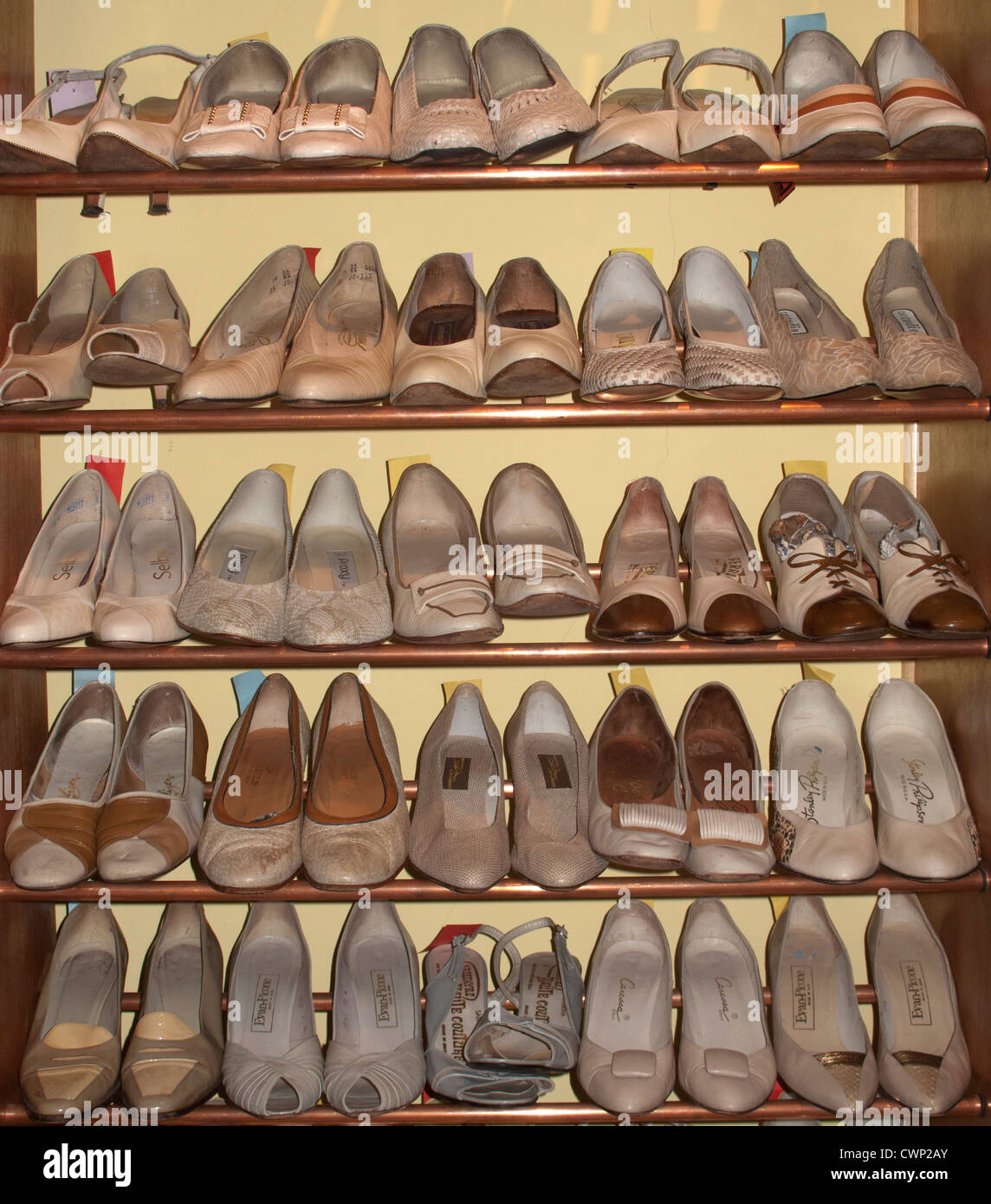 Rack di scarpe in parsimonia store Foto Stock