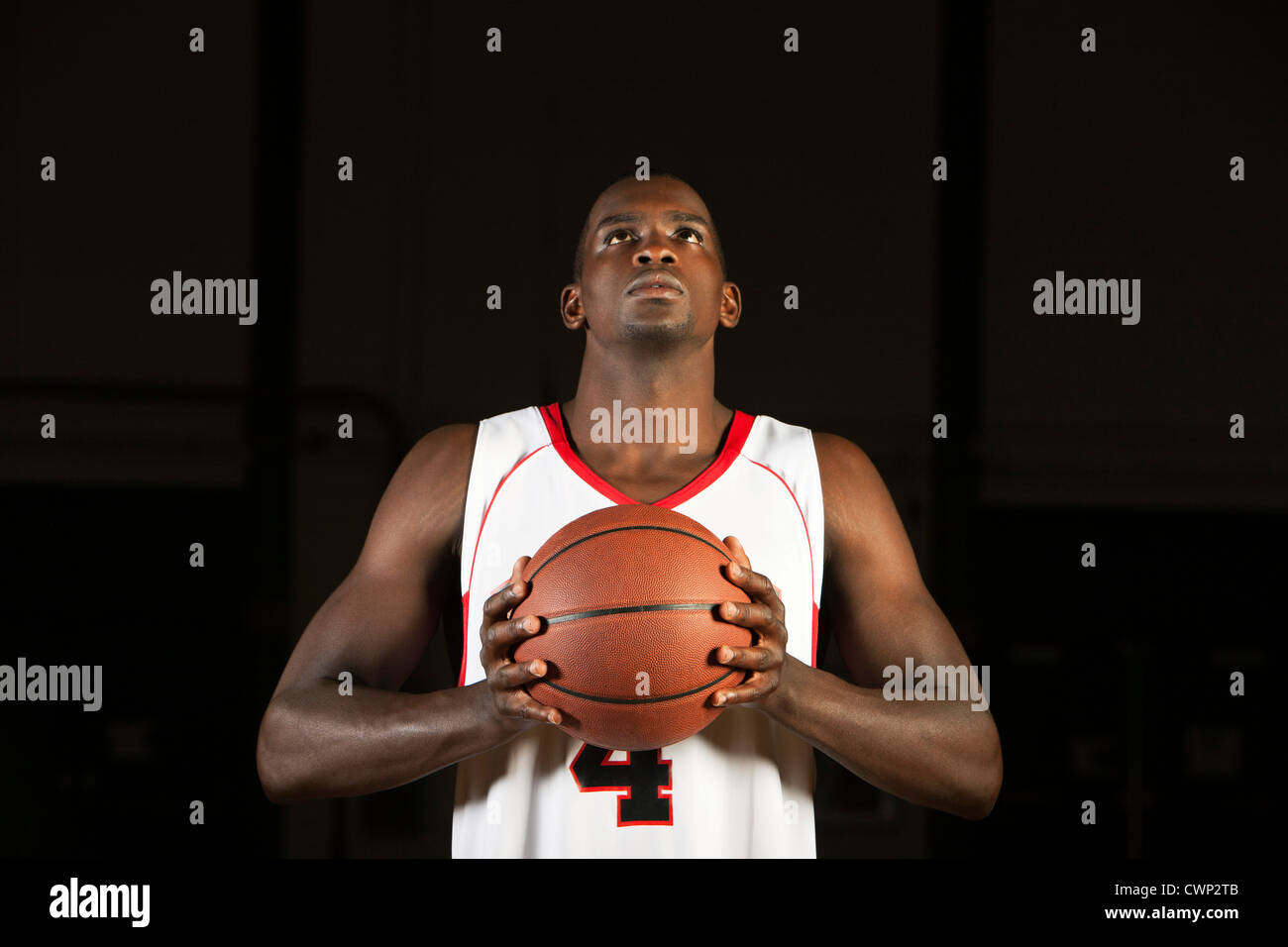 Giocatore di basket si prepara a sparare la pallacanestro, ritratto Foto Stock