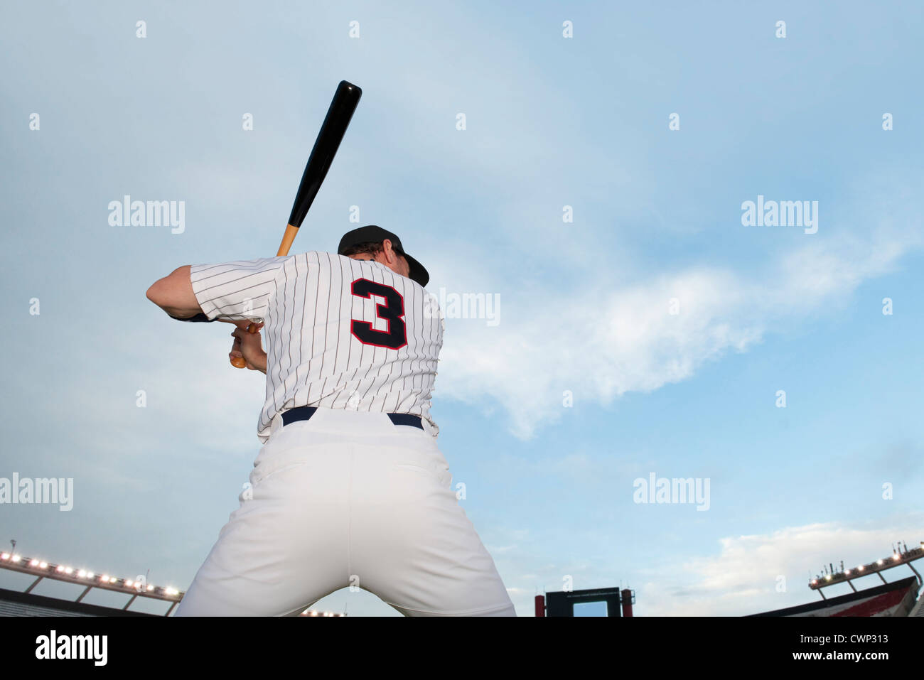 Giocatore di baseball preparando a bat, vista posteriore Foto Stock