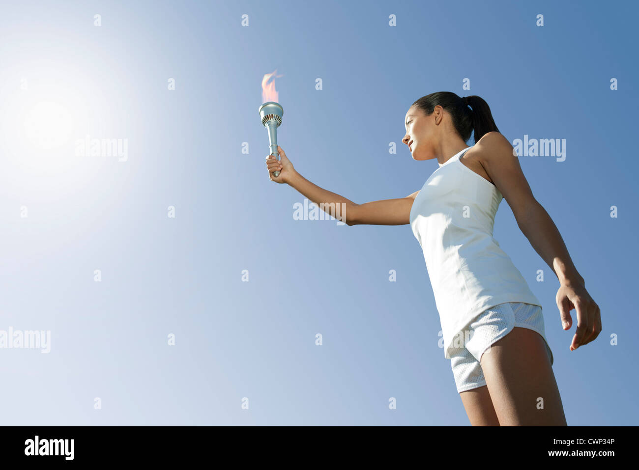 Atleta femminile tenendo in mano la torcia a basso angolo di visione Foto Stock