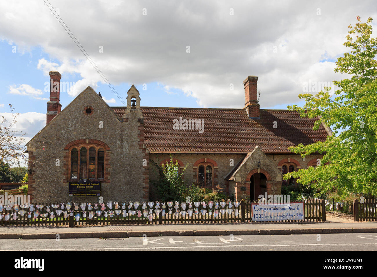 Tradizionale antica chiesa di Inghilterra edifici scolastici della scuola primaria nella maggior parte haunted villaggio inglese di Pluckley Kent England Regno Unito Gran Bretagna Foto Stock