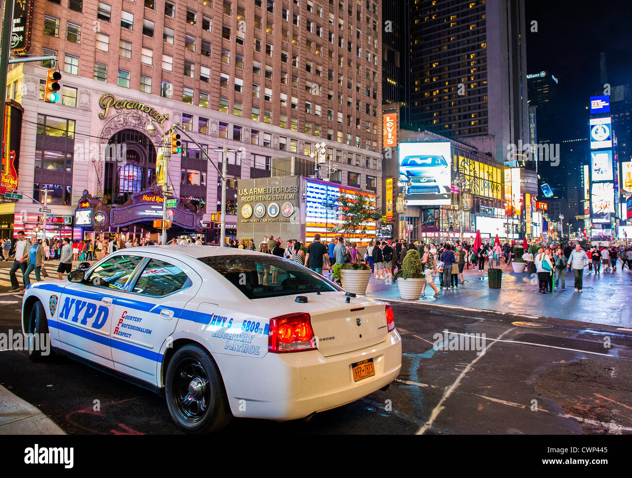 Il Times Square di notte a New York, NY. Foto Stock